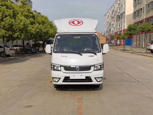 東風途運2600mm掃路車(0.8方水罐,1.7方塵罐)