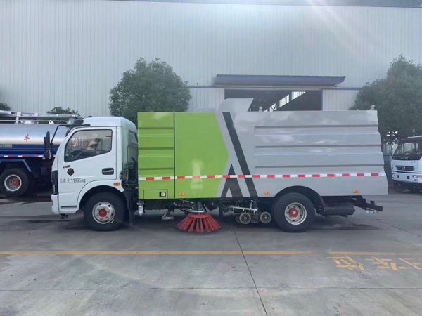 東風(fēng)大多利卡掃路車(2.5方水罐5方塵罐)