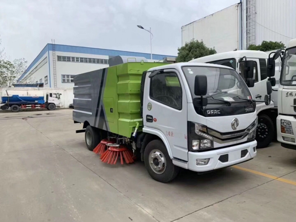 東風小多利卡掃路車(1.5方水罐,4方塵罐)