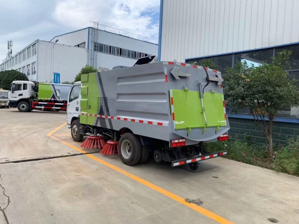 東風小多利卡掃路車(1.5方水罐,4方塵罐)