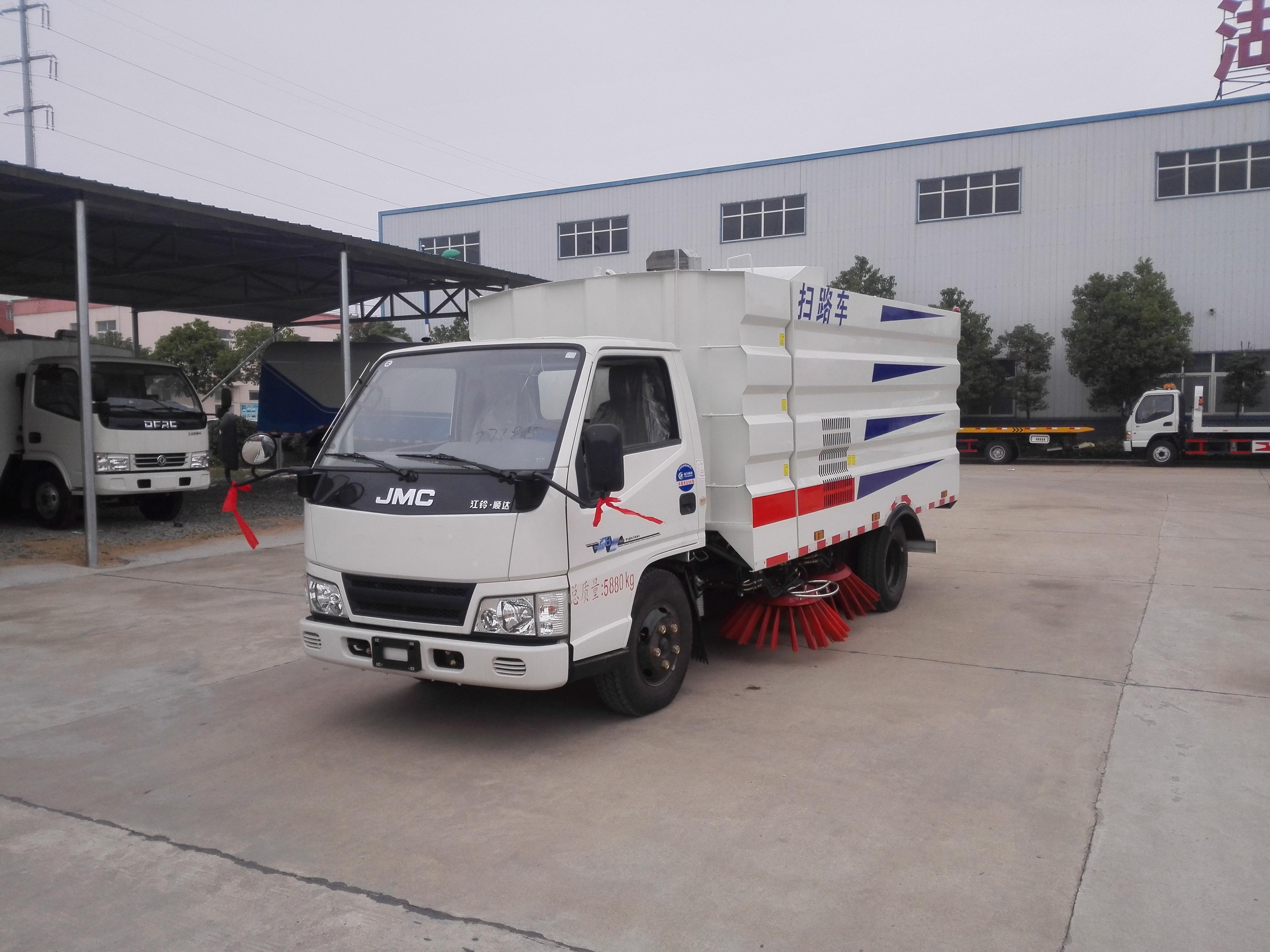 江鈴掃路車（1.5方水罐，4方塵罐）