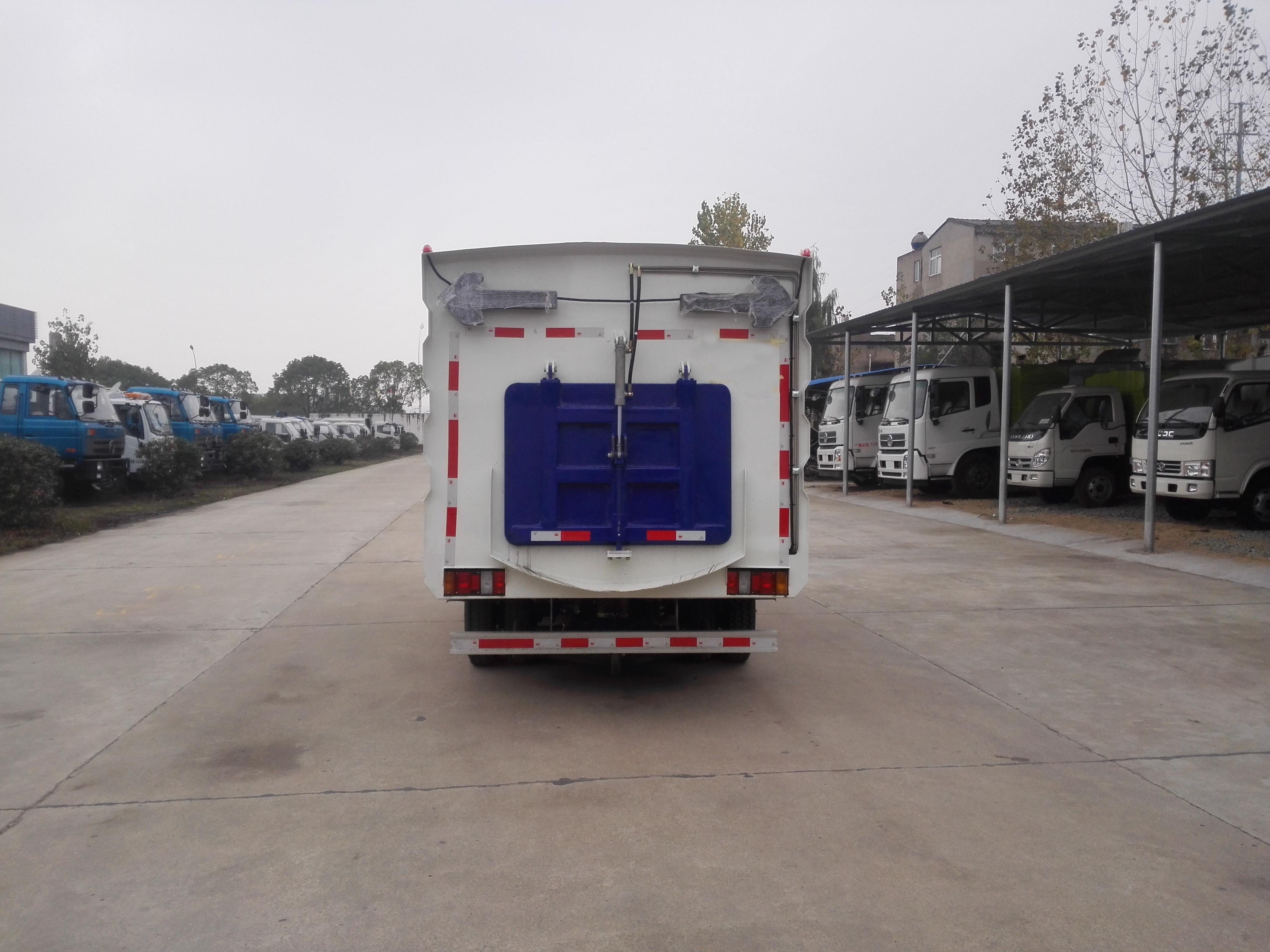 江鈴掃路車（1.5方水罐，4方塵罐）