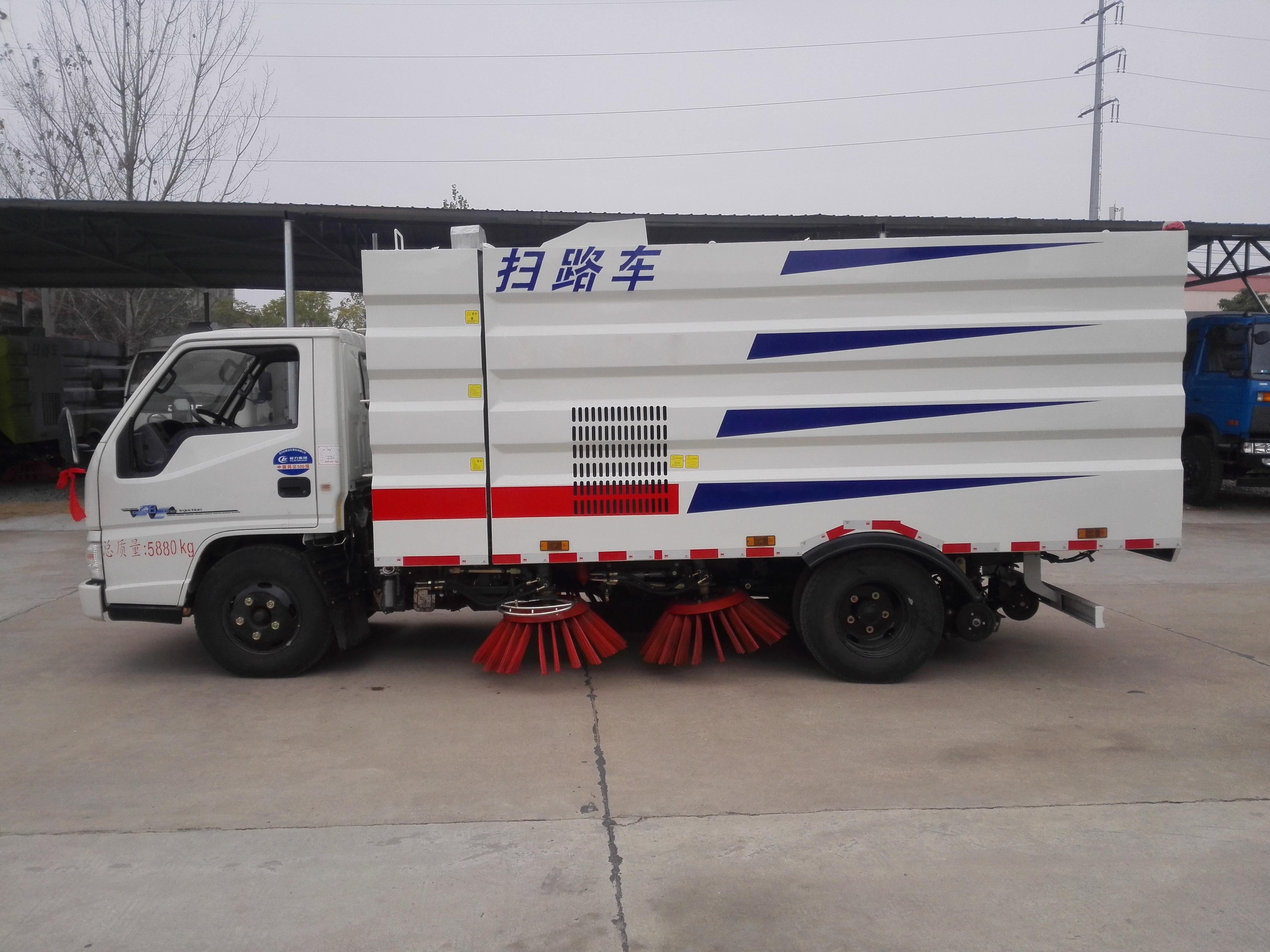 江鈴掃路車（1.5方水罐，4方塵罐）