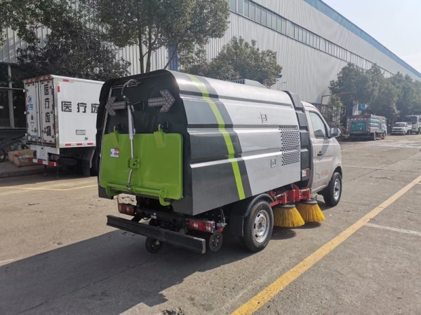 長(zhǎng)安小型掃路車(chē)(0.5方水罐,1.5方塵罐)