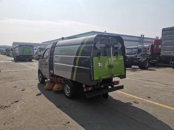 長(zhǎng)安小型掃路車(chē)(0.5方水罐,1.5方塵罐)