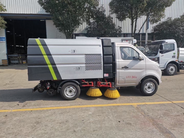長(zhǎng)安小型掃路車(chē)(0.5方水罐,1.5方塵罐)
