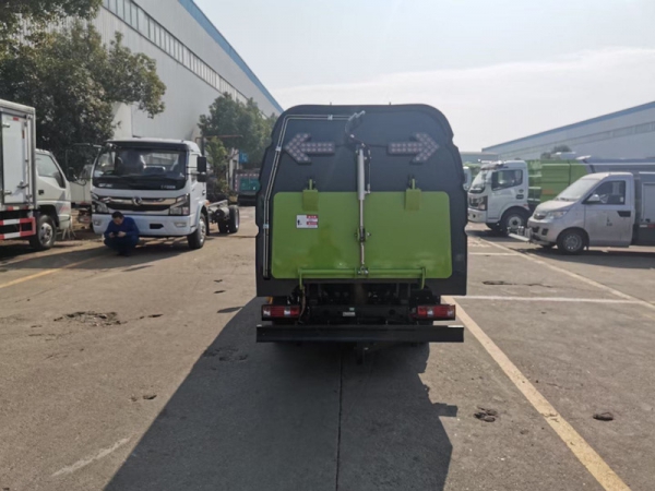 長(zhǎng)安小型掃路車(chē)(0.5方水罐,1.5方塵罐)