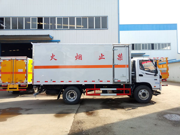 福田5.1米(6.9噸)腐蝕品廂式車