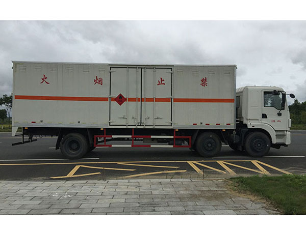 東風(fēng)9.3米(13.9噸)氣體廂式車