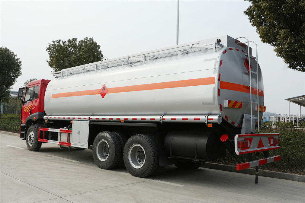 解放后八輪23方運(yùn)油車