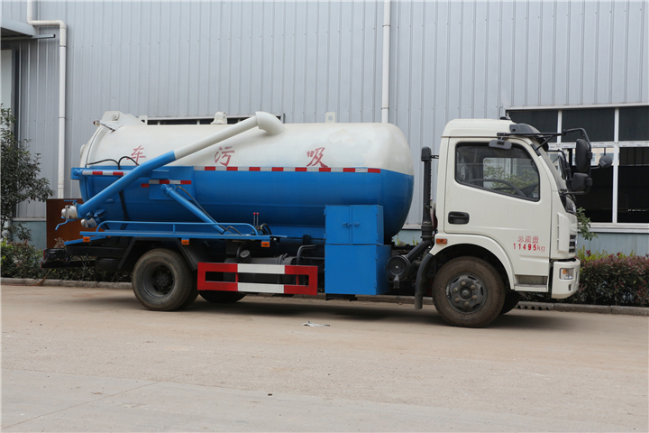 東風多利卡8方吸污車