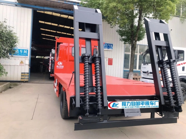 國(guó)六東風(fēng)D1平板拖車(chē)