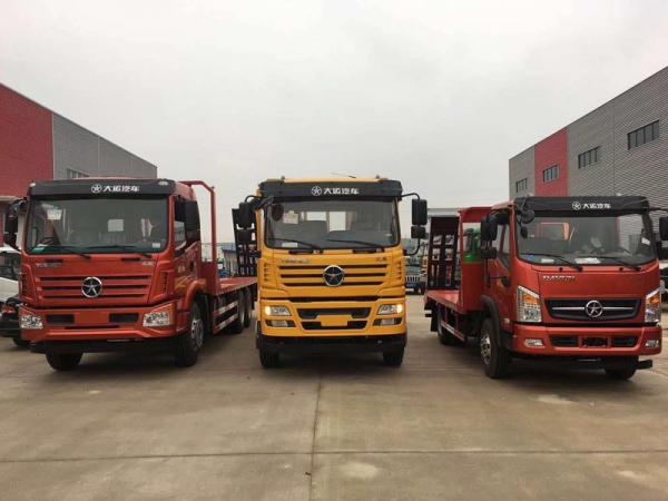 大運(yùn)后八輪平板運(yùn)輸車