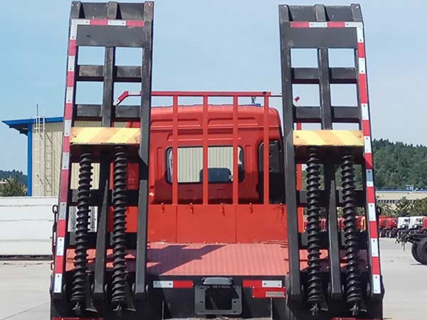 大運(yùn)后八輪平板運(yùn)輸車