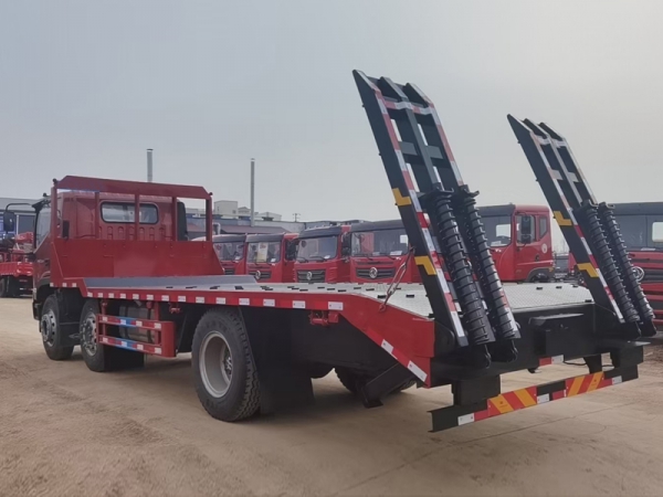(國六)福田瑞沃小三軸平板運(yùn)輸車