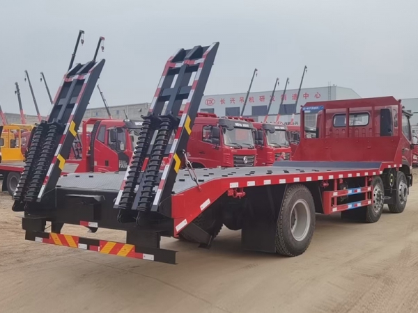 (國六)福田瑞沃小三軸平板運(yùn)輸車