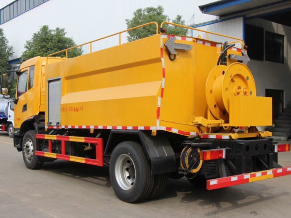 東風大多利卡8噸高壓清洗車