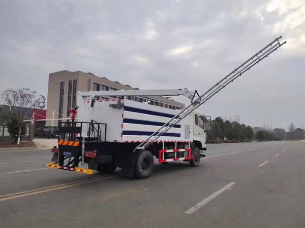 東風四驅光伏板清洗車，8方水罐