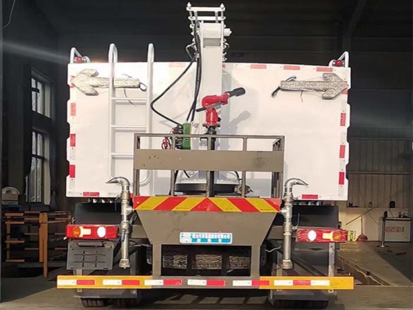 東風四驅光伏板清洗車，8方水罐