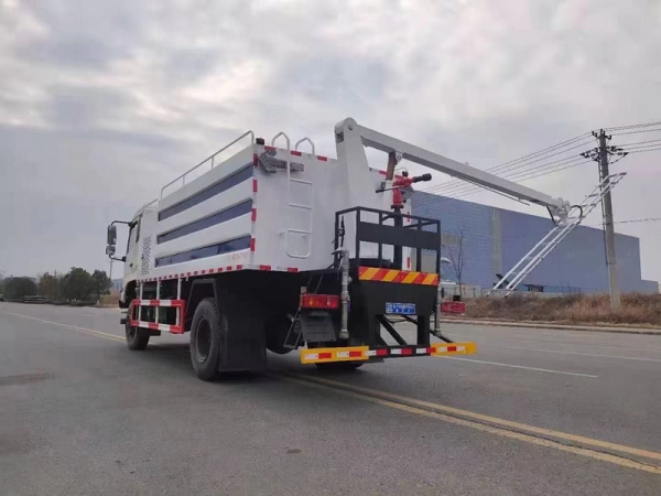 東風四驅光伏板清洗車，8方水罐