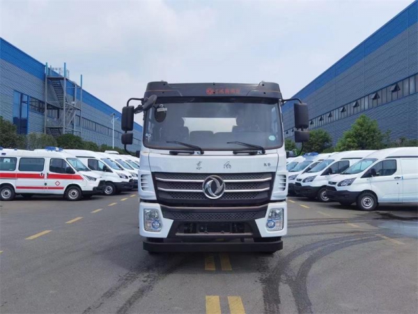 東風D17后雙橋18方吸污車，配水循環(huán)泵加10米吸污帶。