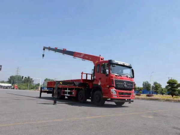 航天萬(wàn)山14噸隨車(chē)吊平板運(yùn)輸車(chē)