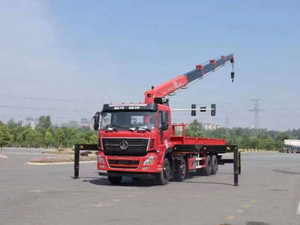 航天萬(wàn)山14噸隨車(chē)吊平板運(yùn)輸車(chē)